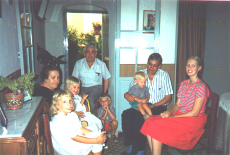 Vicente, Pepa, Antonio y Angela con los niños, image.jpg
